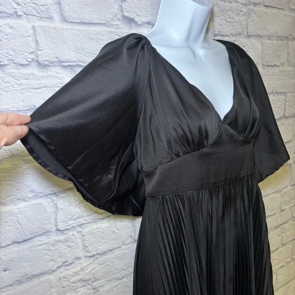 Baltic Born Aubree Accordion Pleated V-Neck A-Line Midi Dress Black Large NWT - Picture 12 of 16